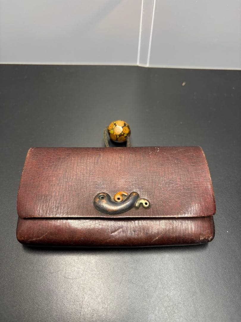 骨董品 煙草入れ 提げ物 勾玉 木製磨出 時代物 アンティーク 革製 英勲刻印