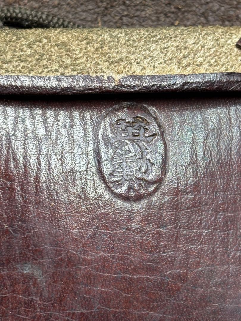 骨董品 煙草入れ 提げ物 勾玉 木製磨出 時代物 アンティーク 革製 英勲刻印