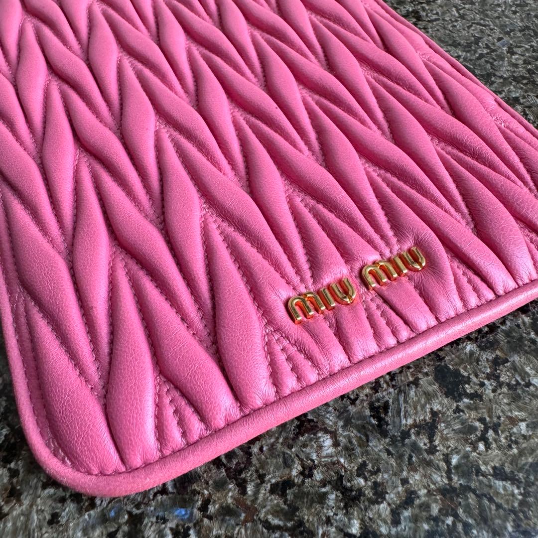 miumiu ミュウミュウ　マテラッセiPad miniケース　ピンクマトラッセ