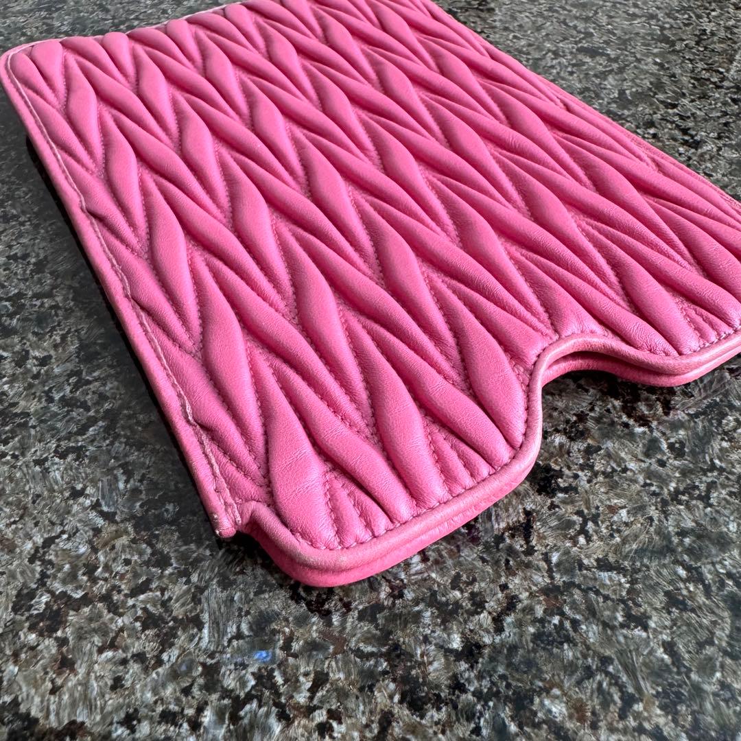 miumiu ミュウミュウ　マテラッセiPad miniケース　ピンクマトラッセ