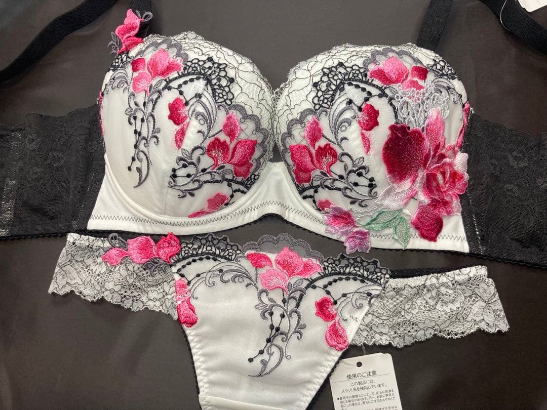 新品　ワコール　サルート　店舗限定ブラ　91G F70 ソングM IV