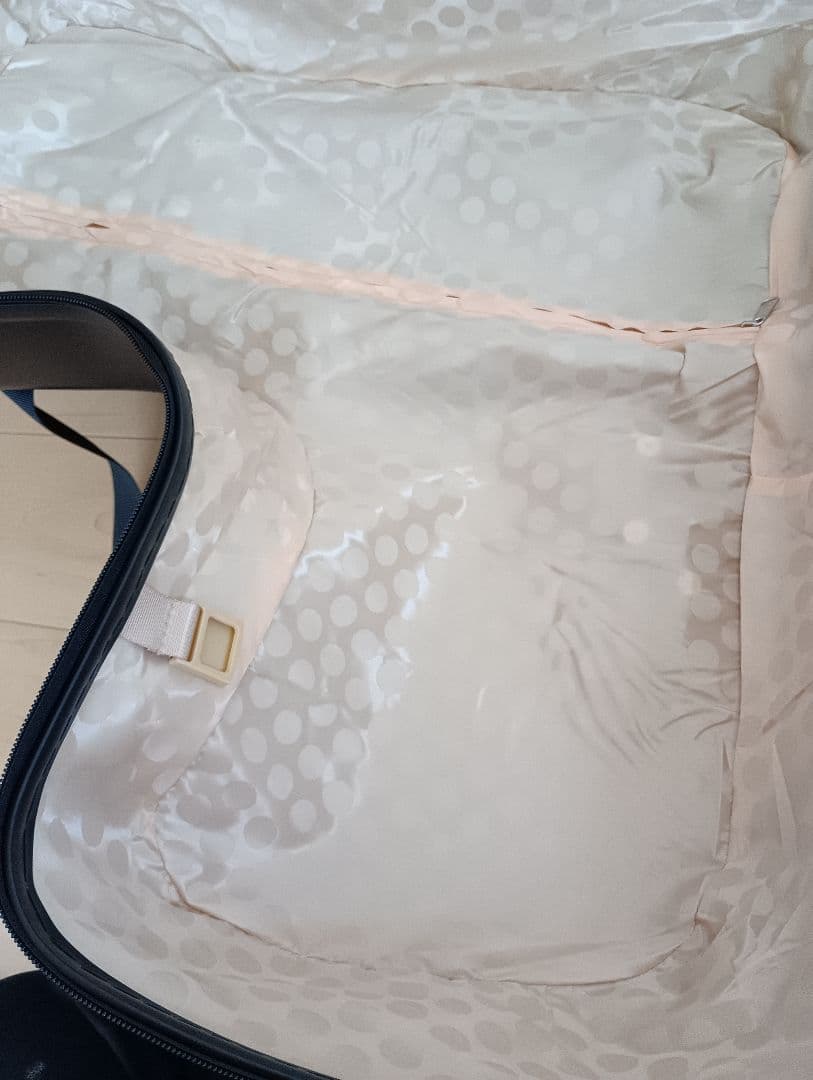 子供が乗れるキャリーケース黒 キッズトラベル　キャリーケースM