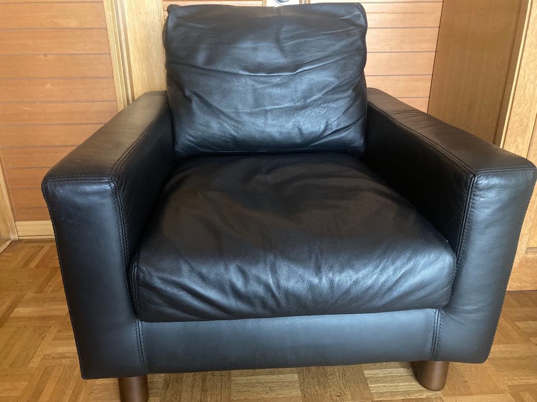 黒いレザーアームチェア
