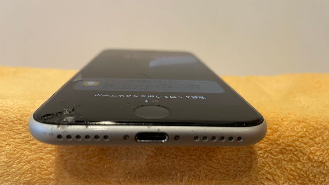 iPhone SE (第2世代) 128GB ホワイト スクリーンひび割れあり