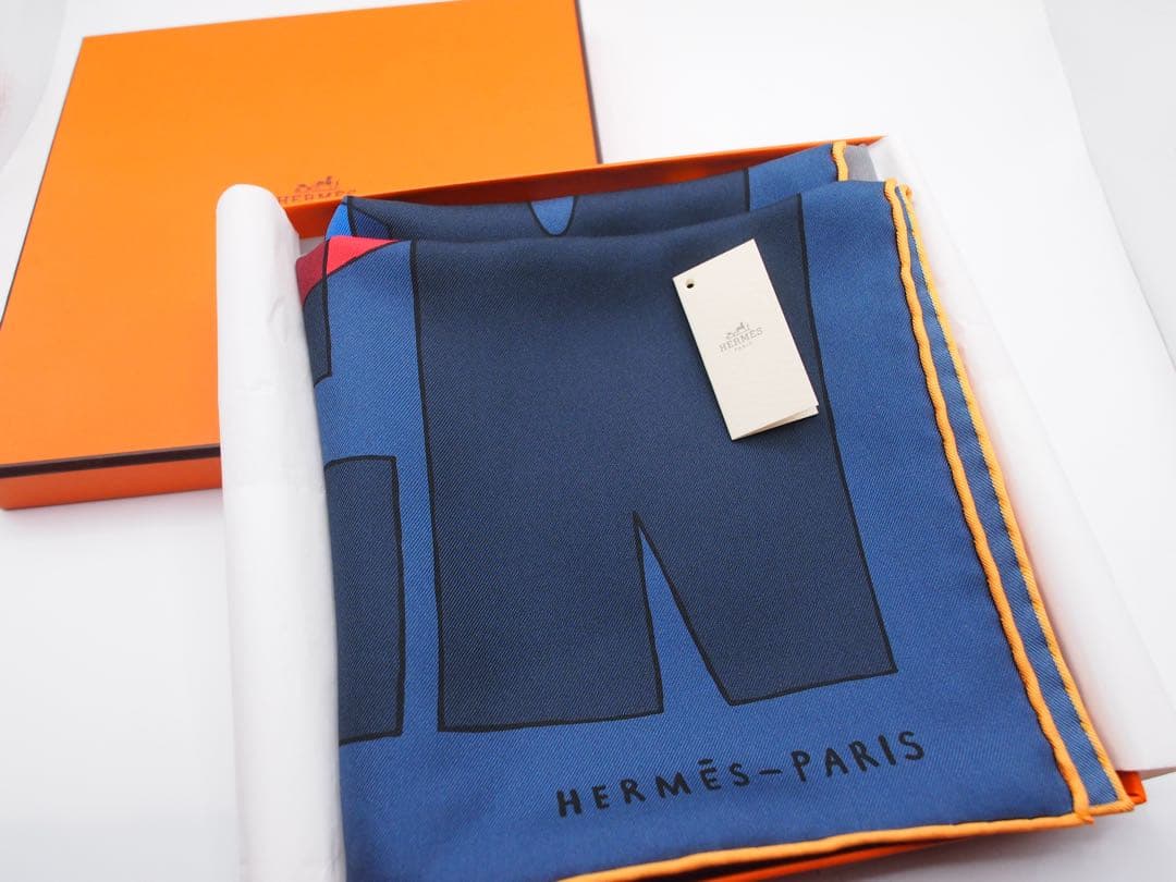HERMÈS THE NATURE OF MEN シルクスカーフ