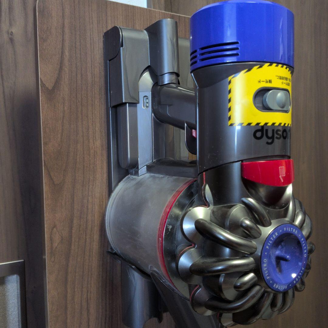 dyson v8スティッククリーナー 本体．付属品多数 掛ける台付き