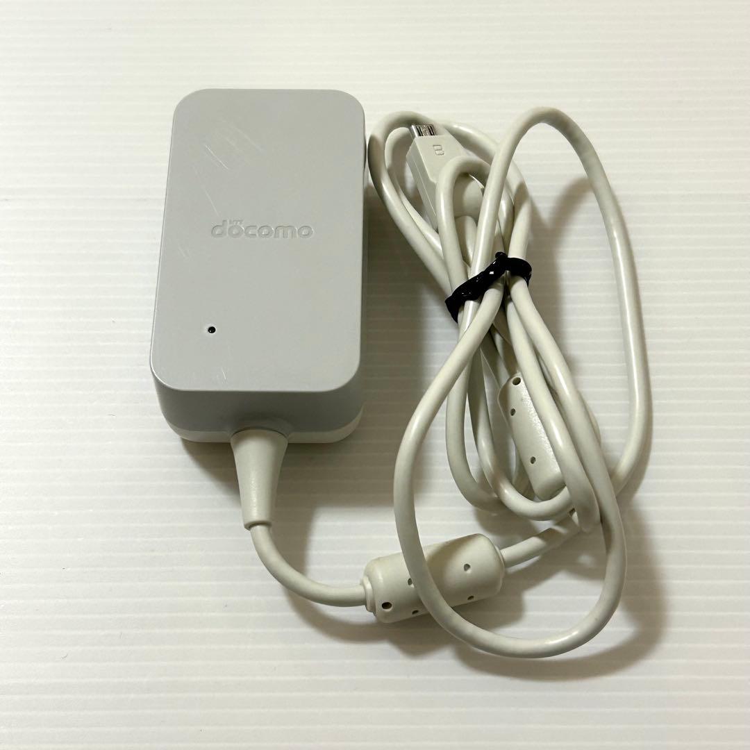 【美品】docomo らくらくホン F-01M ピンク 充電器＆卓上ホルダ付き