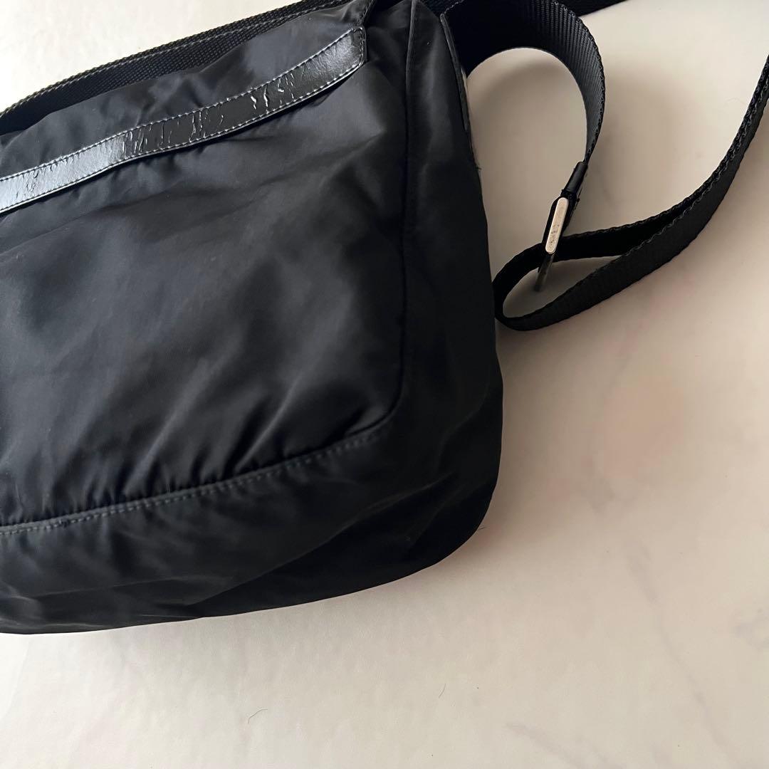 プラダ メッセンジャー ショルダーバッグ ブラック 三角プレート レザー 白タグ