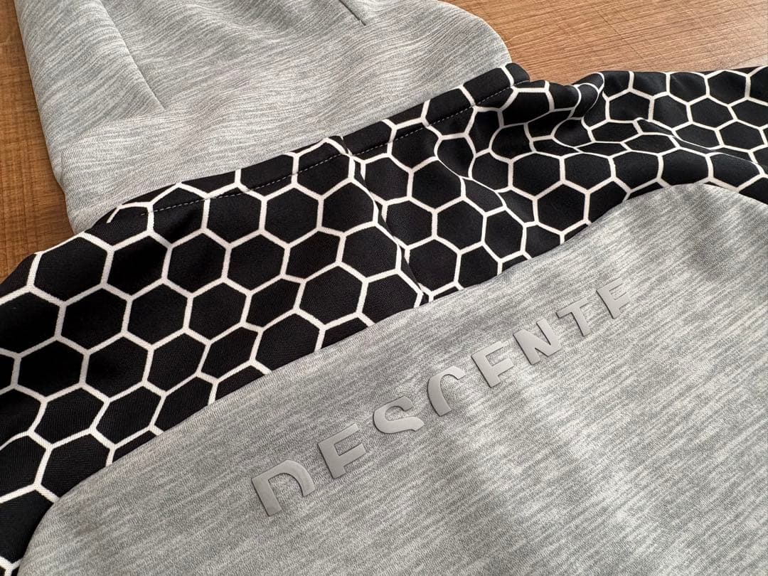 デサントゴルフ　ダンボールニット　ハニカムパターン袖　フード付きグレージャケット