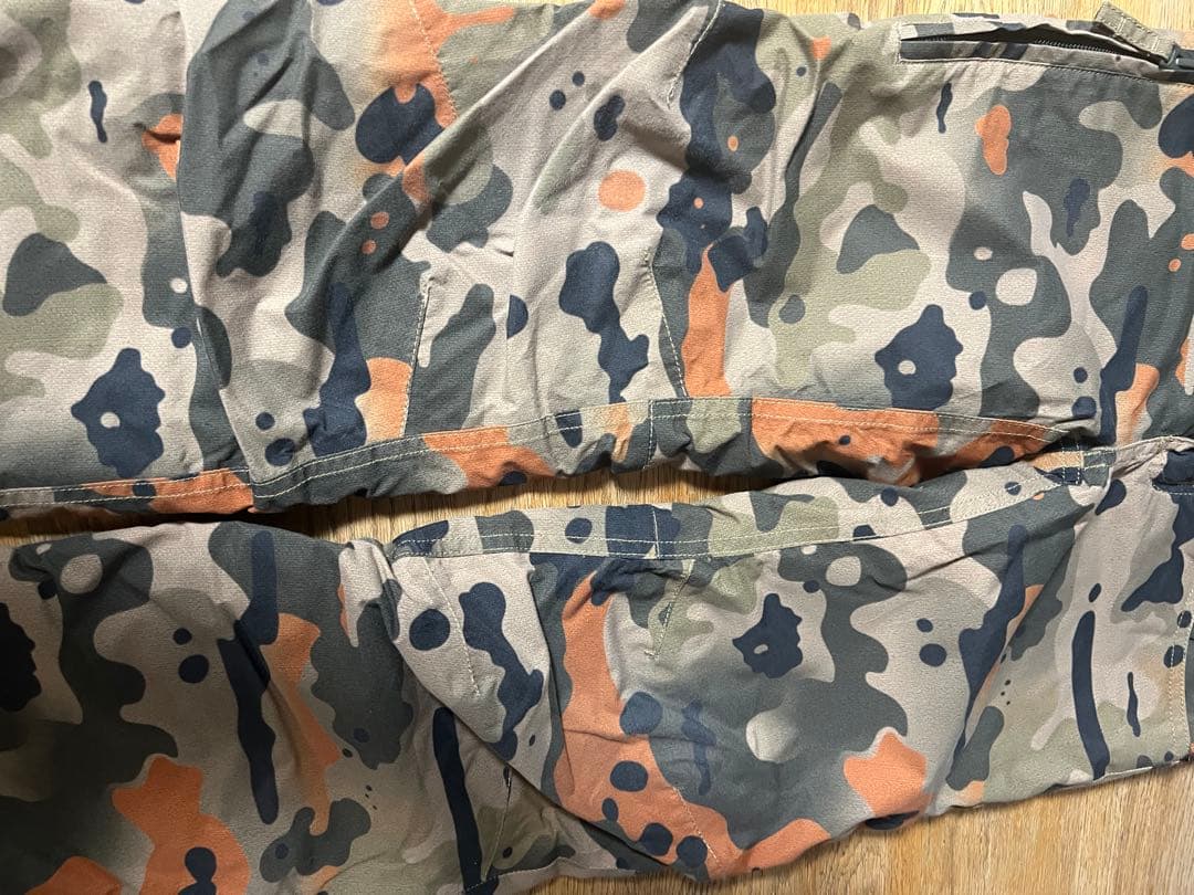 【超美品】BURTON 子ども用 ジャケットと迷彩パンツセット　Ｓ