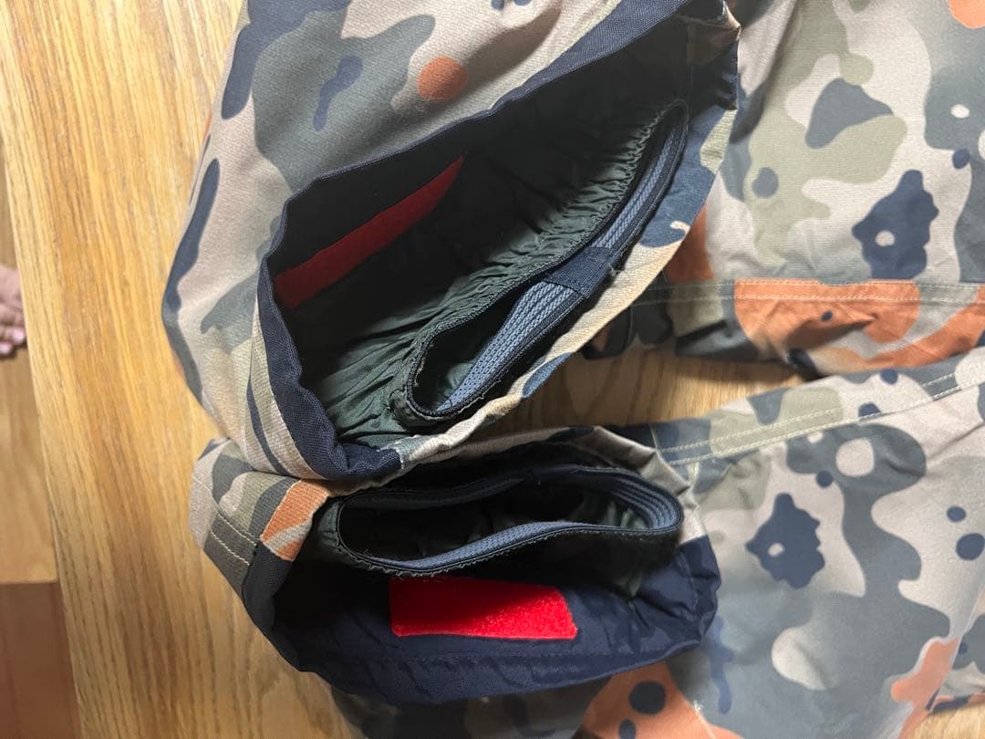 【超美品】BURTON 子ども用 ジャケットと迷彩パンツセット　Ｓ