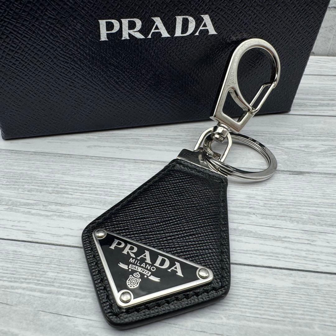 【極美品】プラダ キーリング キーホルダー 三角ロゴ サフィアーノレザー 黒