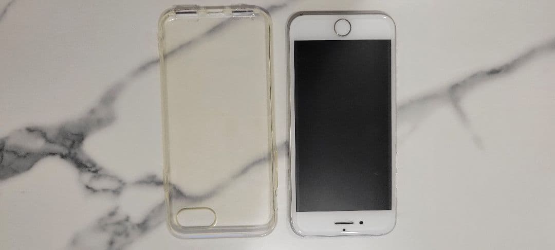 Apple iPhone 8 シルバー 本体 SIMフリー 美品