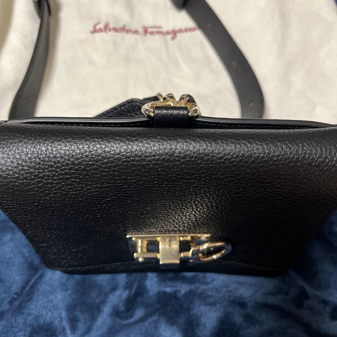 Salvatore Ferragamo ブラックレザーショルダーバッグ