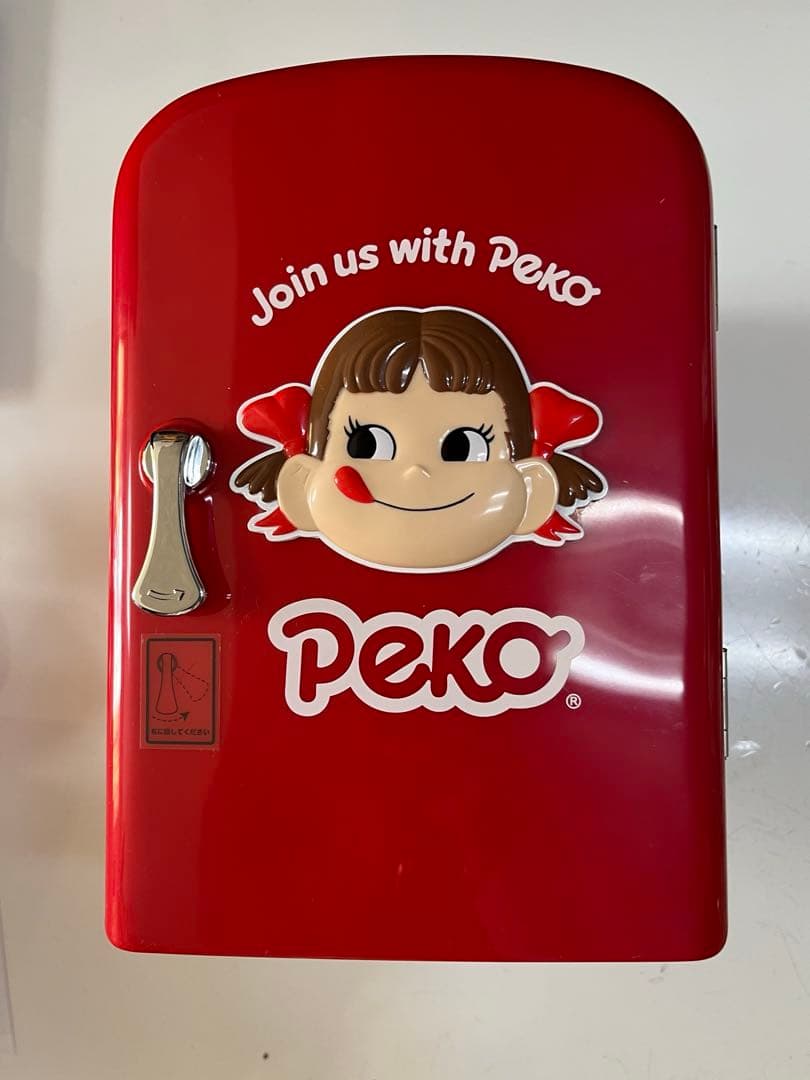 ぺこちゃんの真っ赤なミニ冷蔵庫