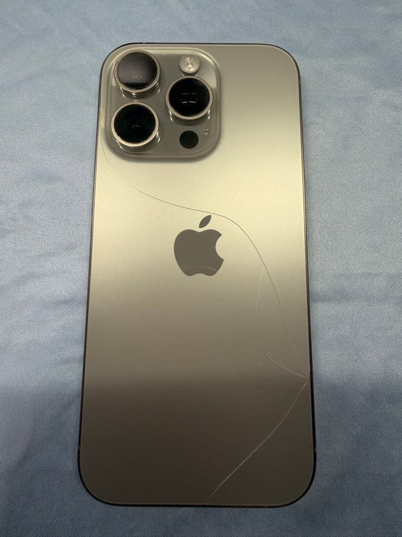 iPhone16Pro 背面ガラス割れあり