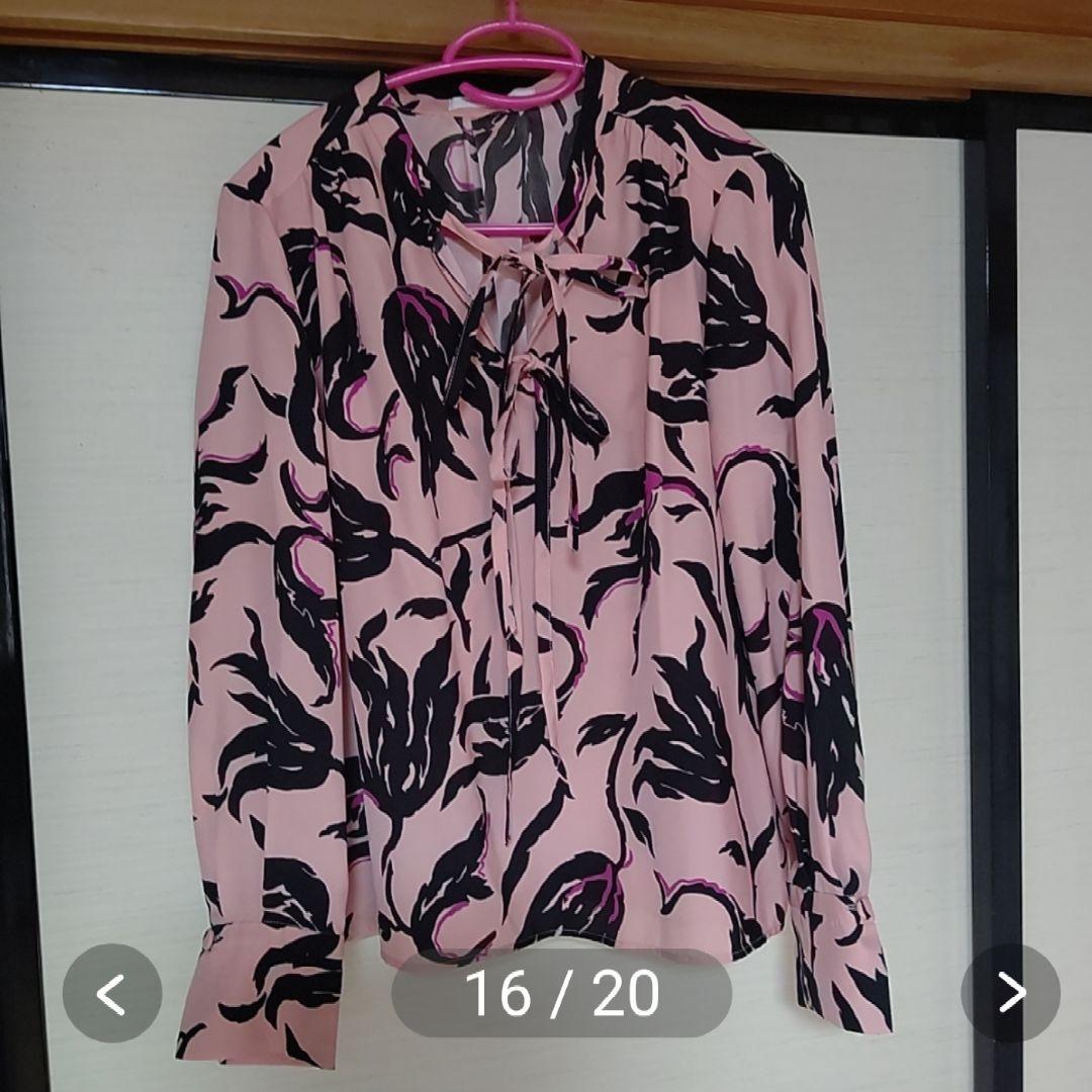 新品未使用ピンキーダイアンフラワープリントブラウス