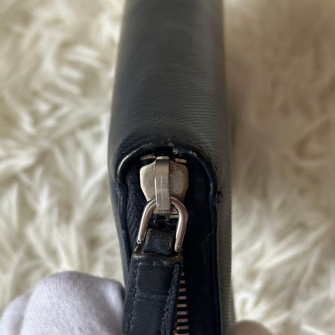 プラダ ラウンドジップ 長財布 サフィアーノレザー 型押し ネイビー ロゴ