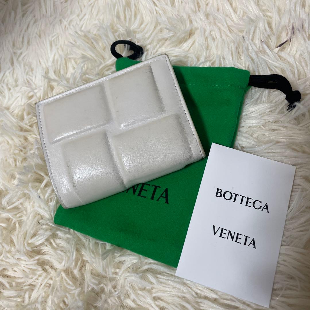 ボッテガヴェネタ　パデッドジップウォレット　二つ折り財布　白　レディース