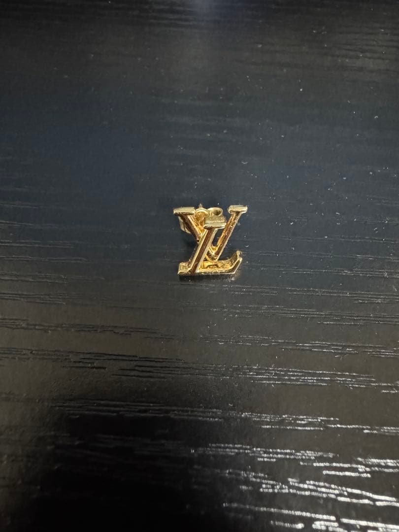 VUITTON 片耳ピアス