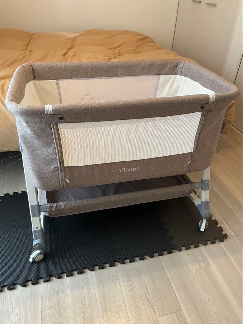 折りたたみ式 vinona ベビーベッド／コンパクト収納タイプ　カーキ
