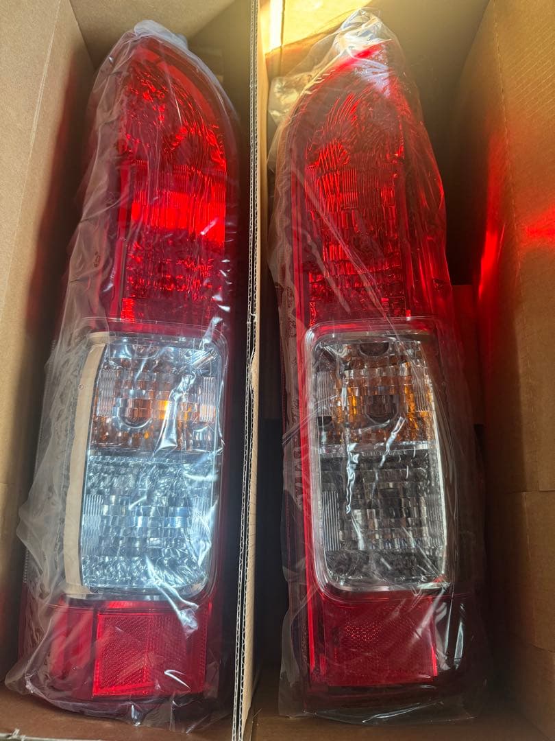 千*郎様 ハイエース純正寒冷地仕様テールランプ
