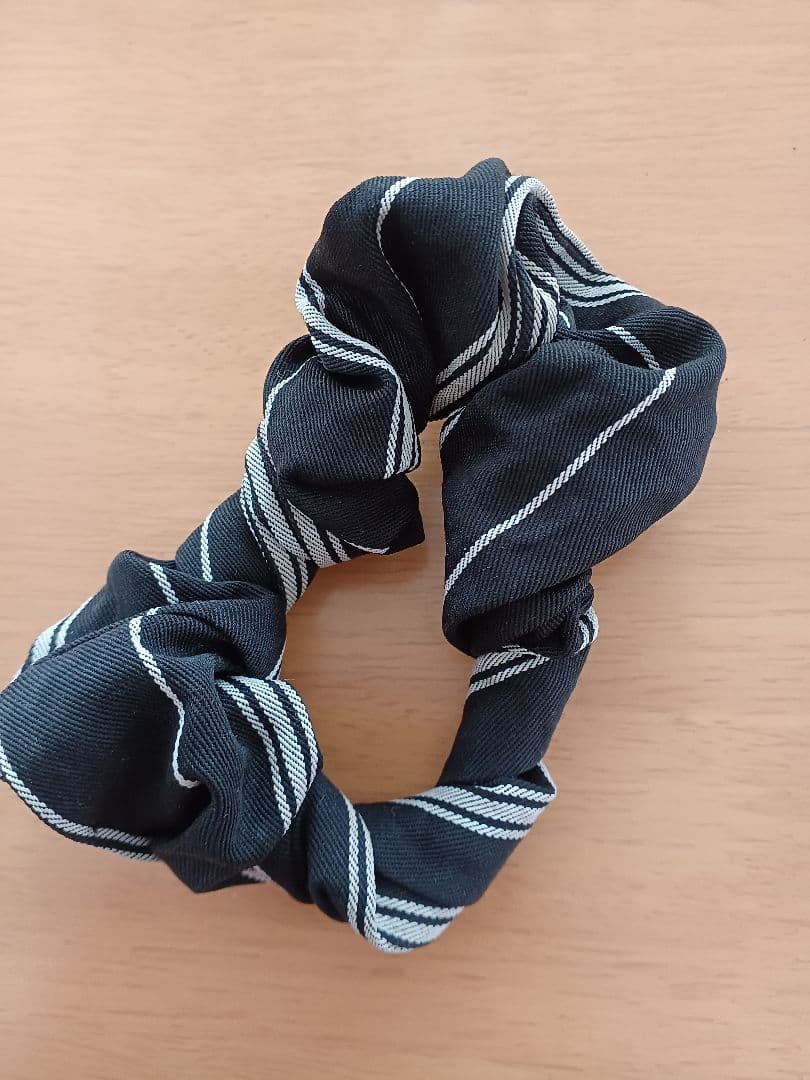 ストライプ シュシュ ダークグレー