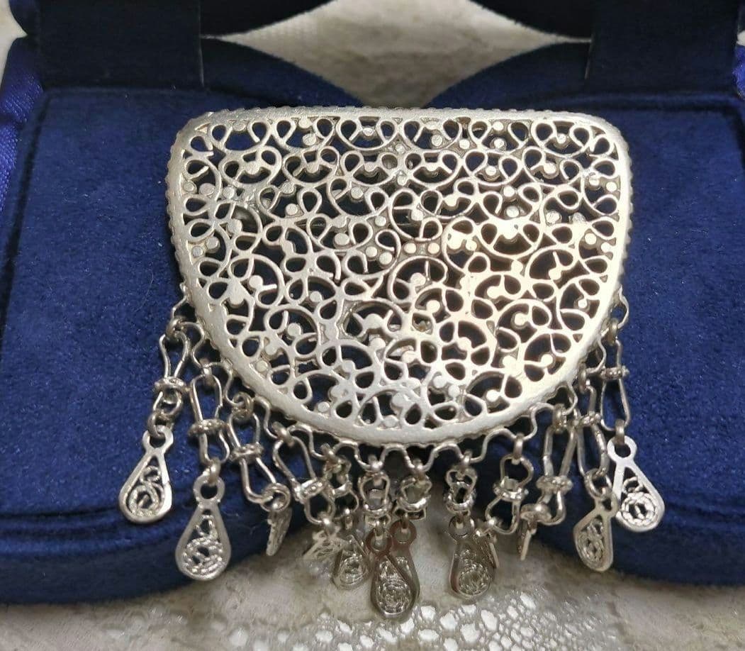 ターコイズカボションの花 シルバーカラー スイングするブローチ と他4点