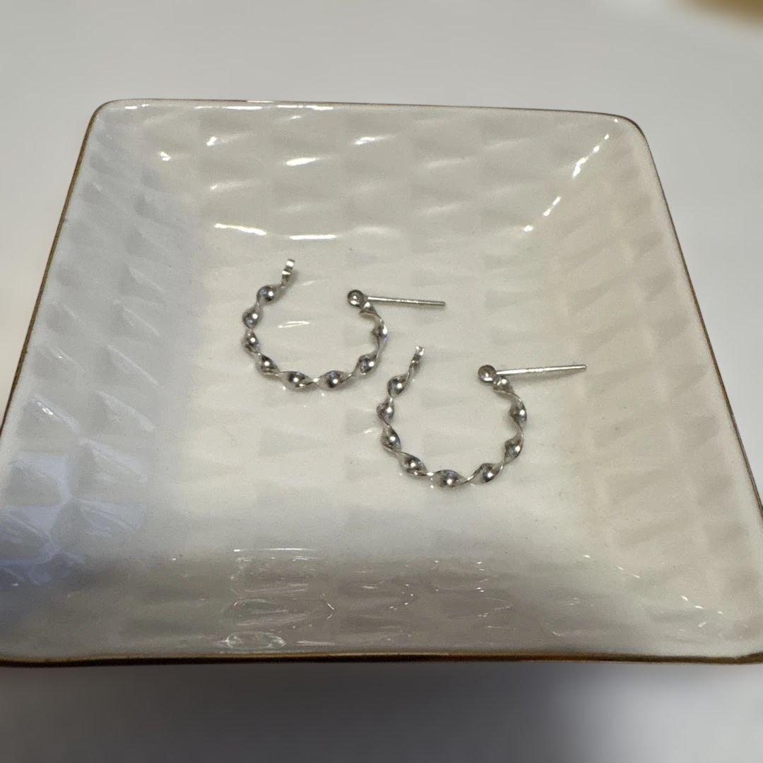 k14WGフープピアス リボン ねじり ツイスト