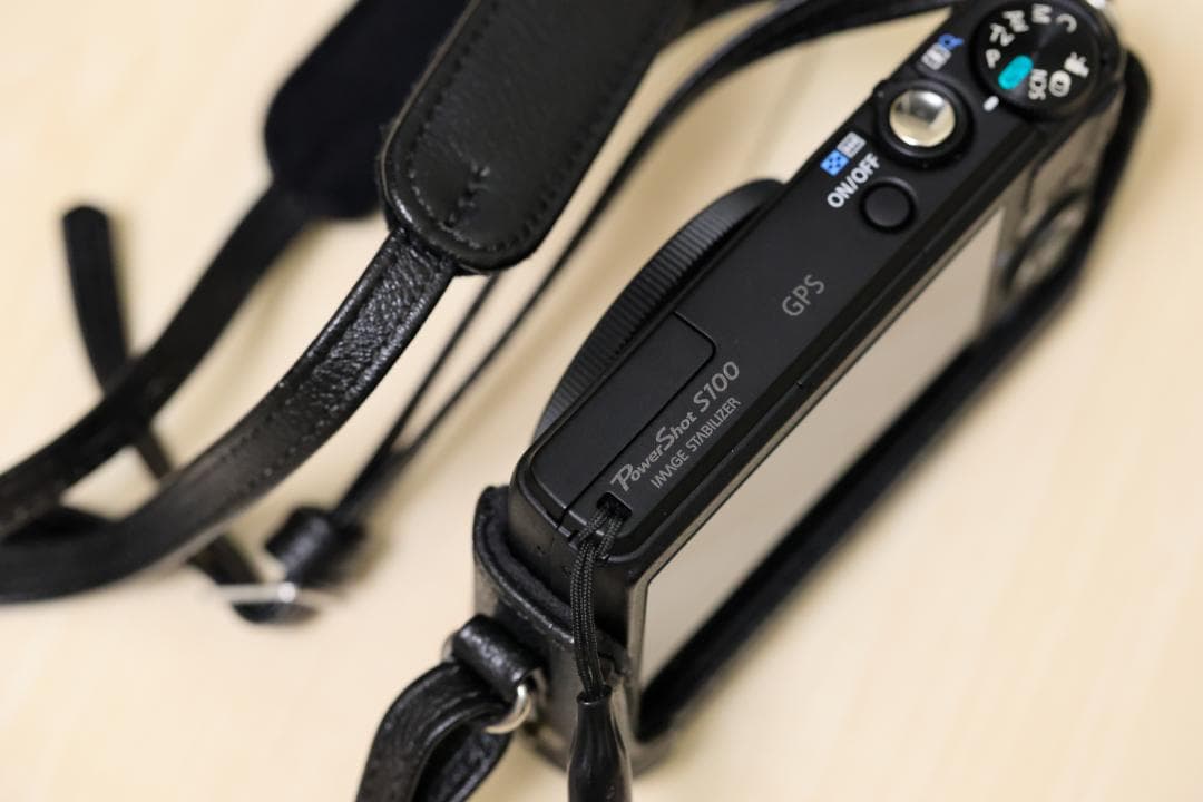 Canon PowerShot S100 コンパクトデジカメ（ストラップ付き）