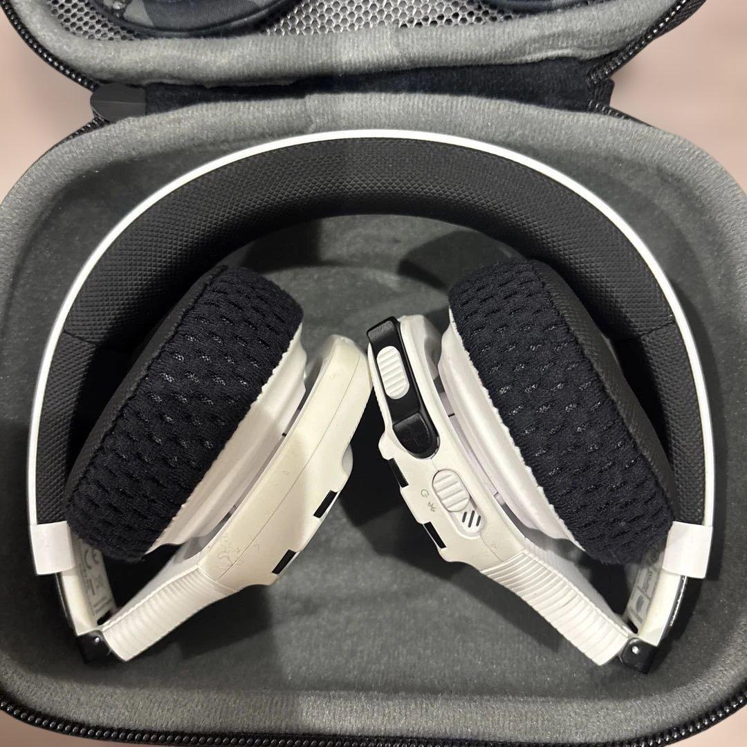 Under Armour Project Rock ワイヤレスヘッドホン