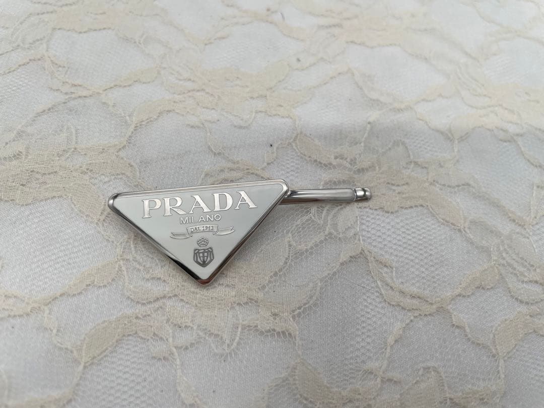 PRADA メタルヘアピン 三角形