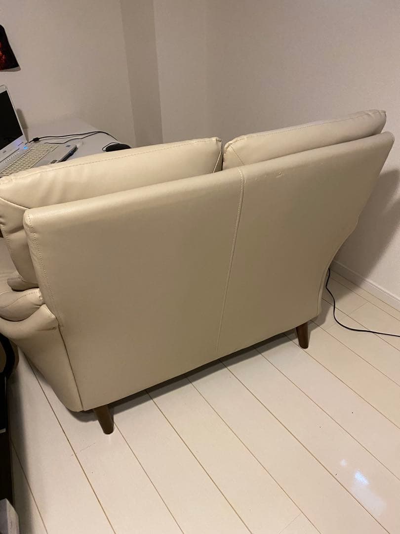 クリーム色 二人掛けソファ