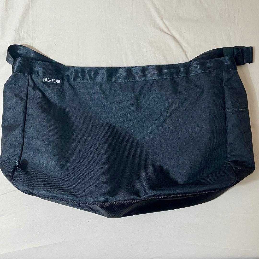 バッグ CHROME NEWSPAPER MESSENGER BLACK 26L