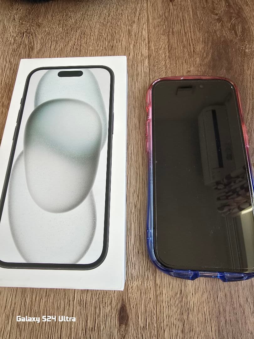 iPhone 15 透明ピンクケース付き