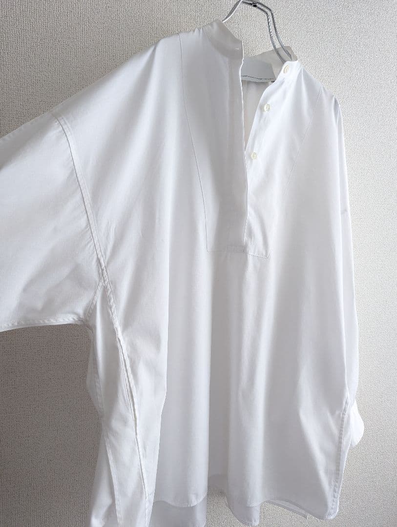 【良品】TICCA スタンドカラー　スキッパープルオーバー　ブラウス白