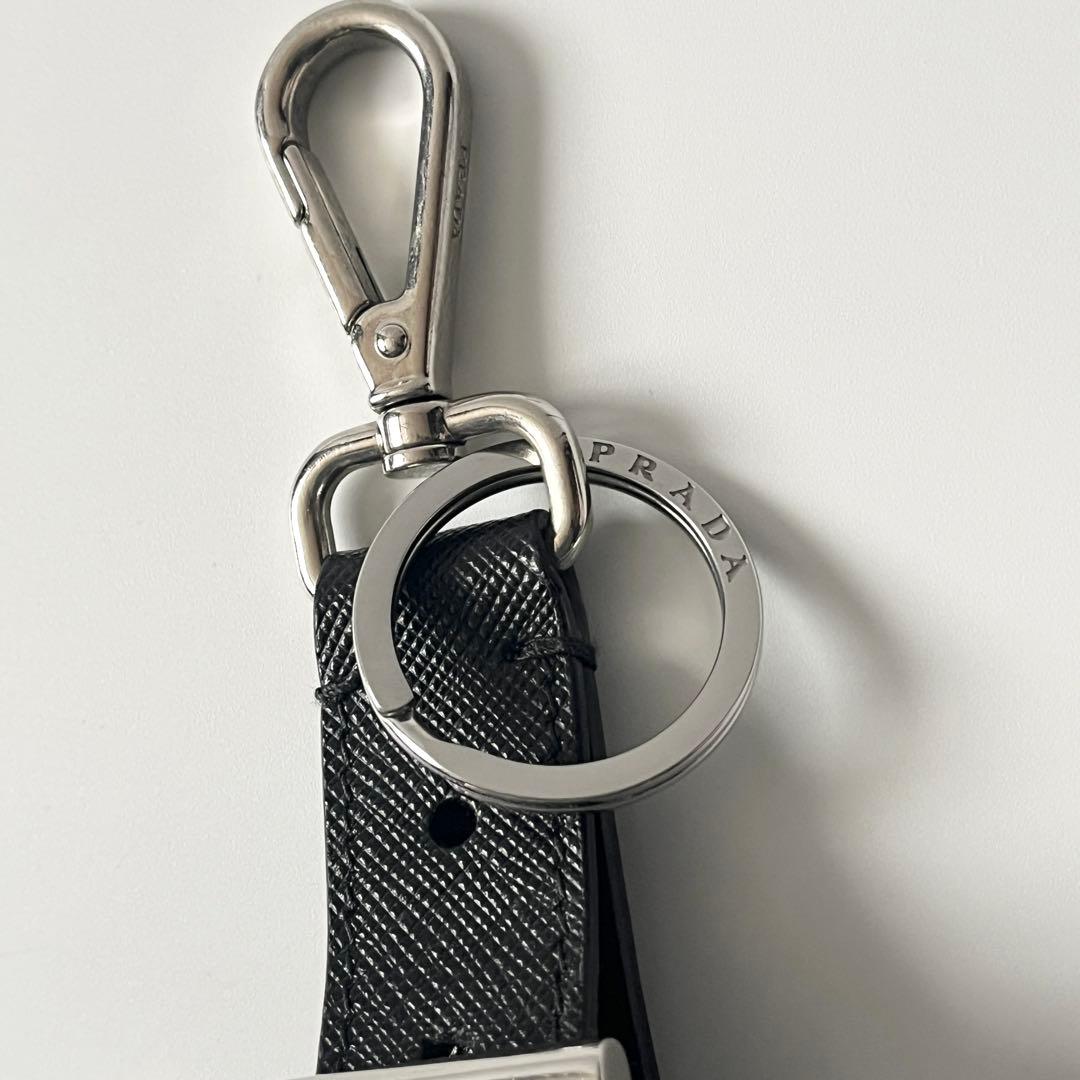 プラダ　トライアングルロゴ　キーホルダー　サフィアーノレザー　ブラック　チャーム