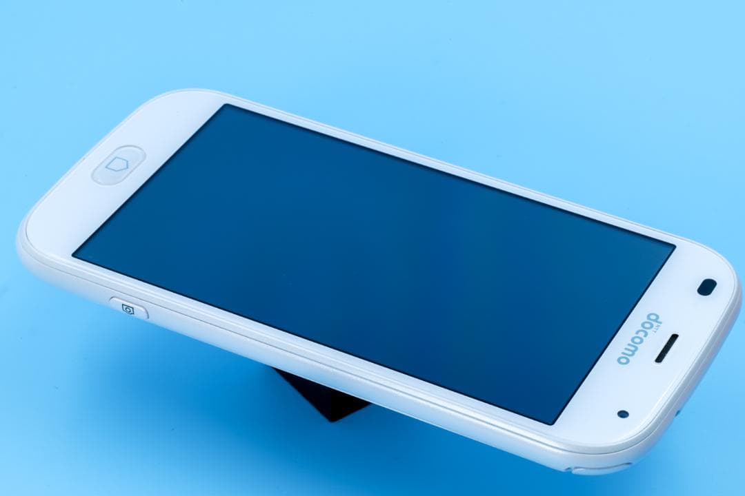 docomo　F-42A らくらくスマートフォン ホワイト　おまけつき
