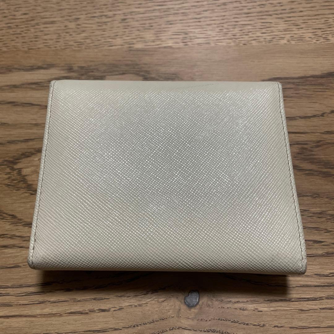 PRADA アイボリー 三つ折り財布　ゴールドロゴ