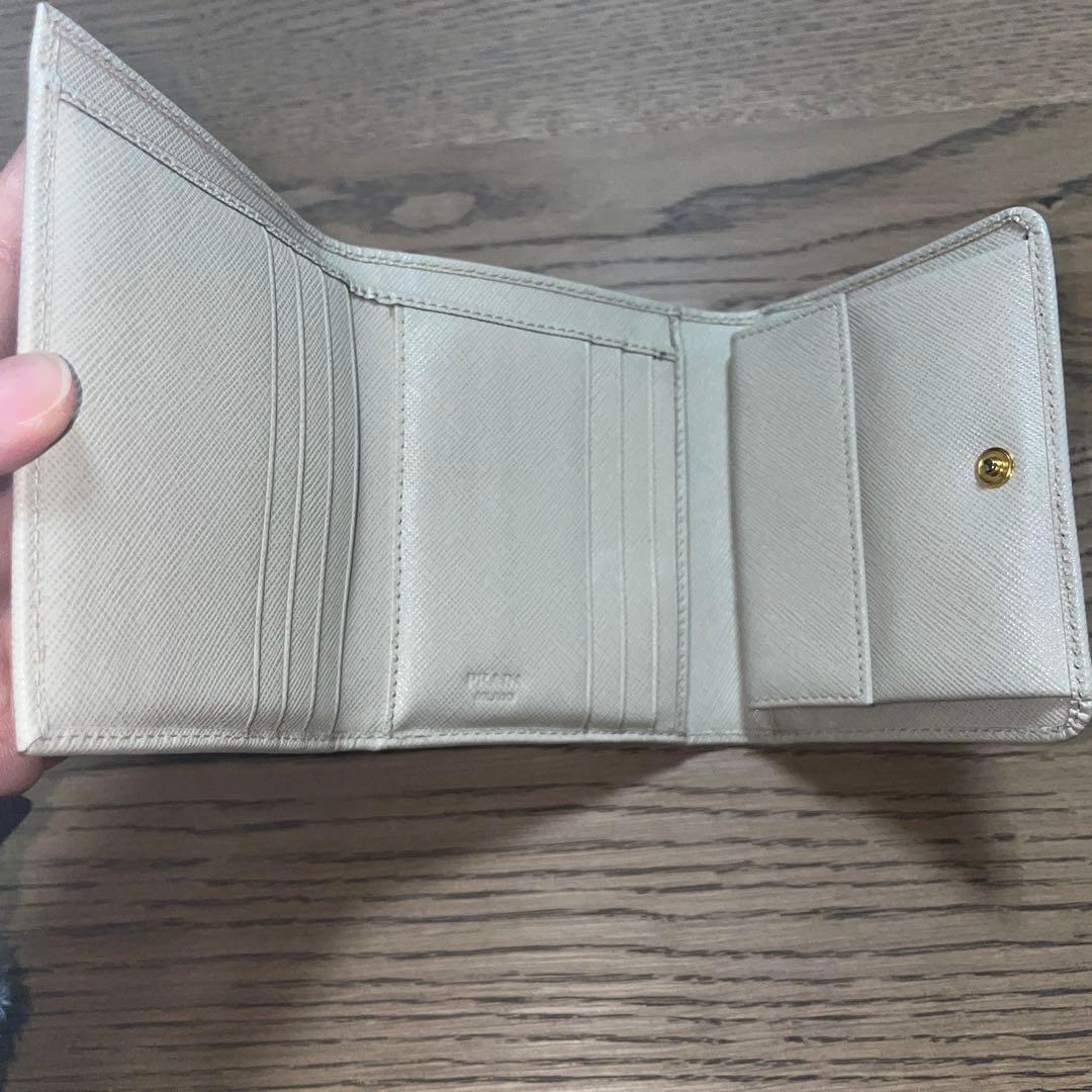 PRADA アイボリー 三つ折り財布　ゴールドロゴ
