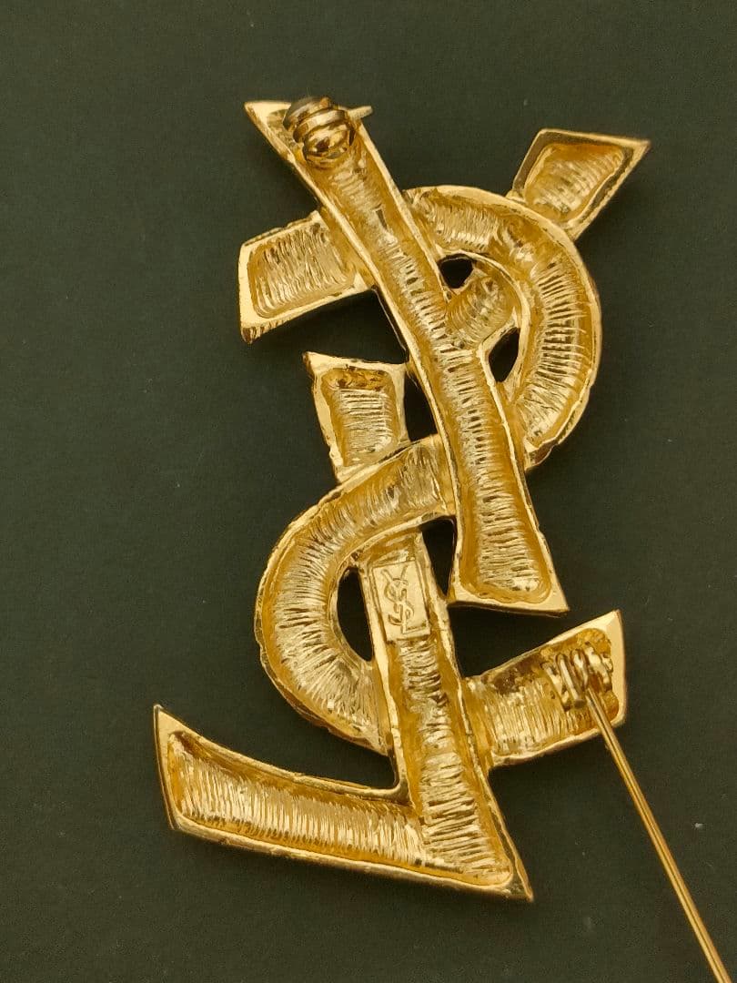 イヴサンローラン　ブローチ　ロゴ　ゴールド　付属品なし