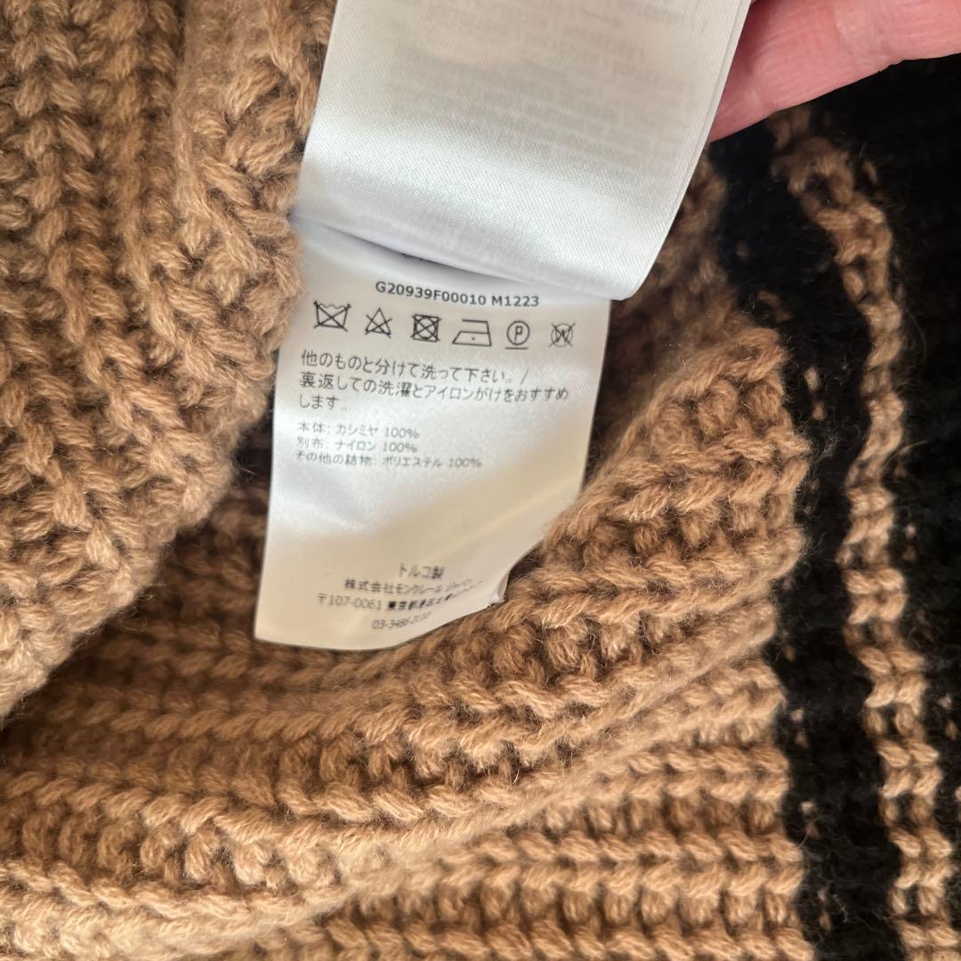 モンクレール　ベージュと黒のストライプ ハイネックセーター