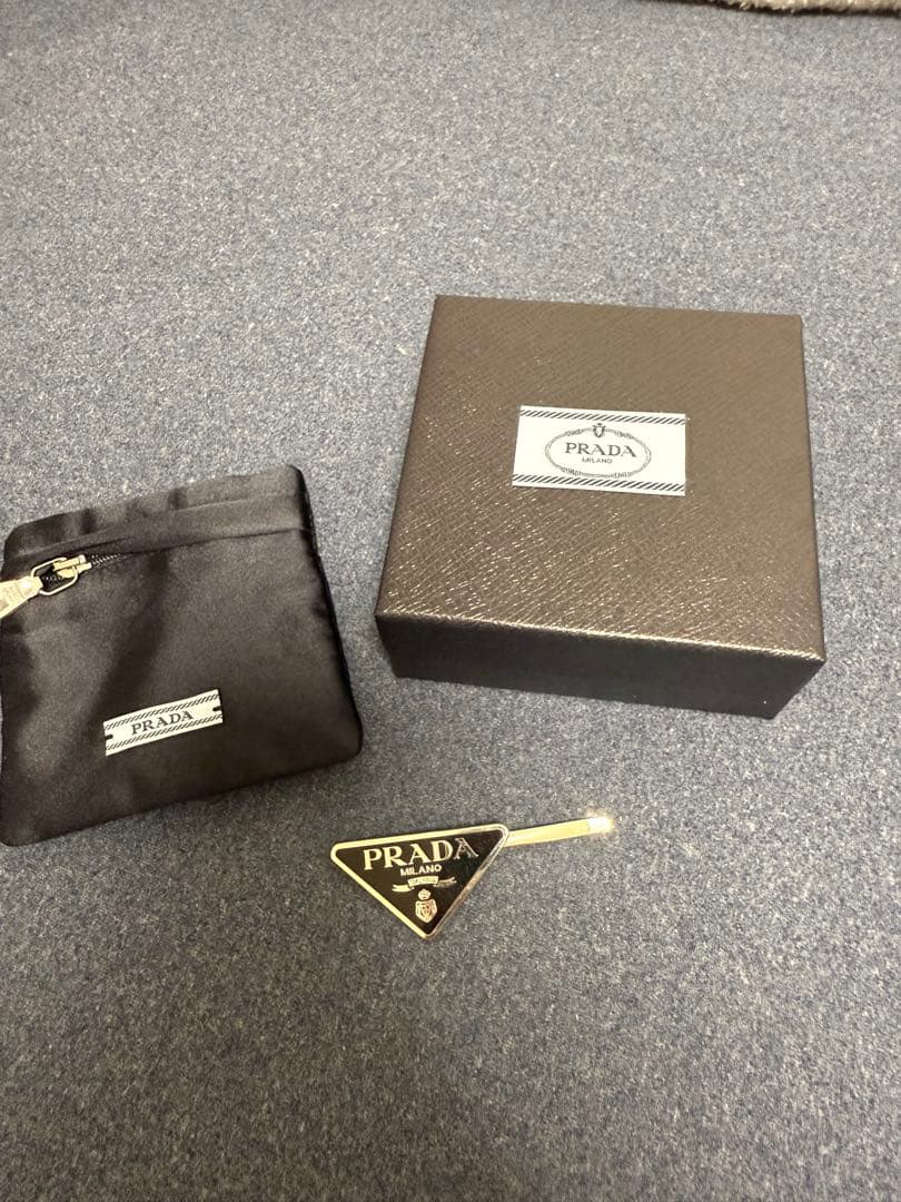 PRADA メタル ヘアピン ブラック