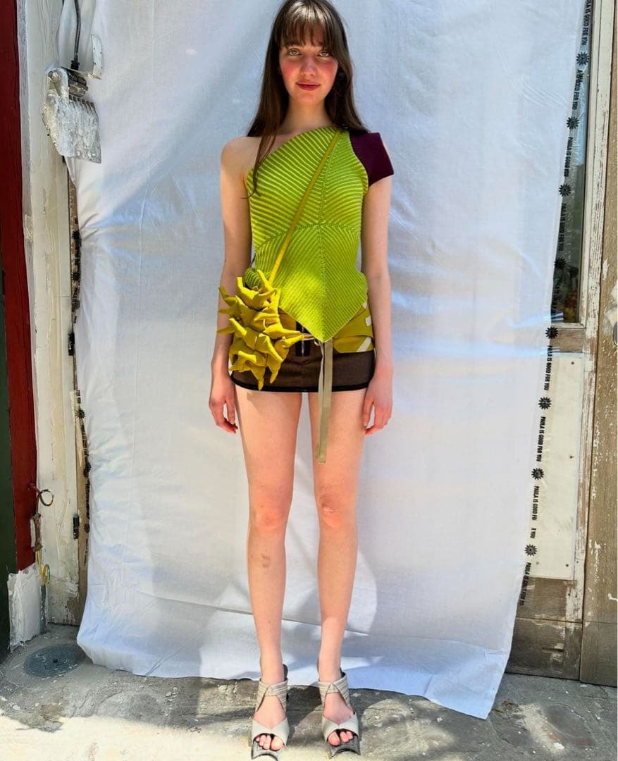 paula canovas del vas newjeans ハニ着用 トップス