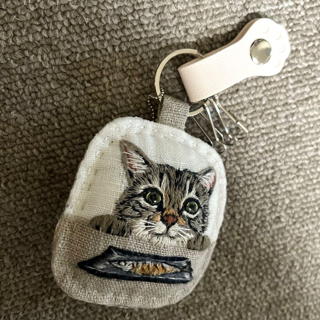 n*u様 ハンドメイド刺繍キーホルダー　焼き魚とキジトラさん