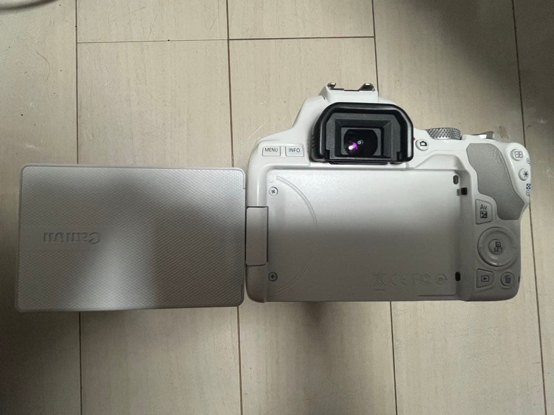 Canon EOS Kiss X10 ボディ（デジタル一眼レフカメラ）