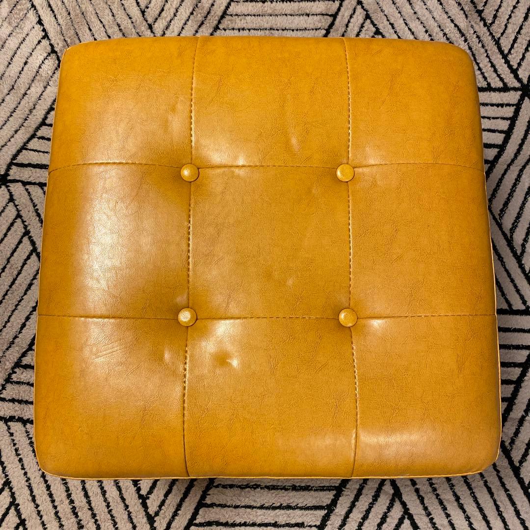 オレンジ色のボタン付きオットマン