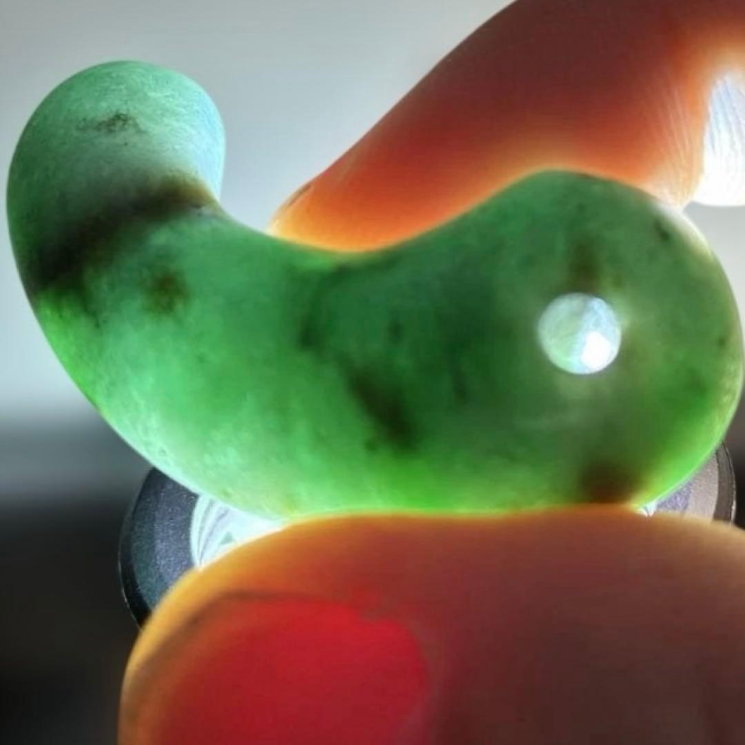 勾玉　古墳期　出土品　糸魚川　翡翠　ヒスイ　　宝石　原石