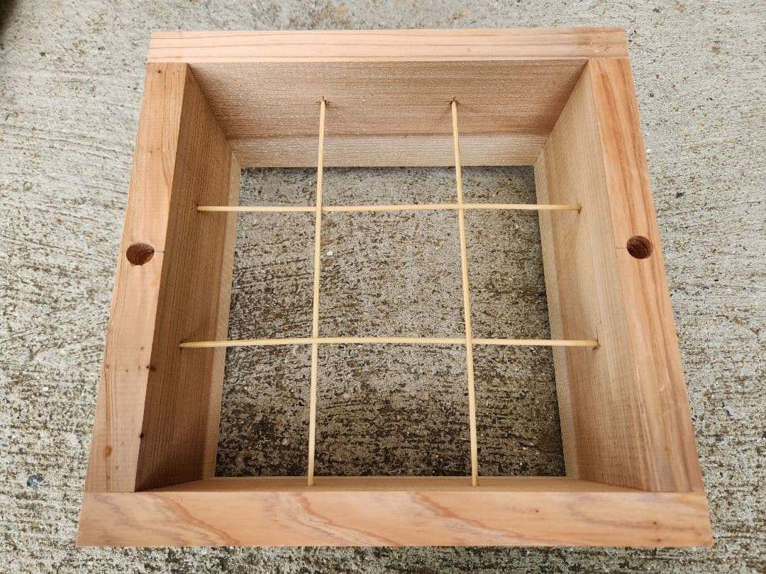 熟練大工作製、柾目板使用で重箱の節抜けの心配なし、日本蜜蜂３段重箱式巣箱