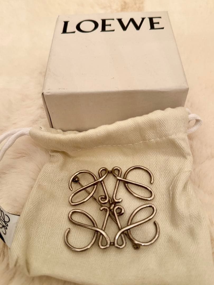 ロエベブローチ